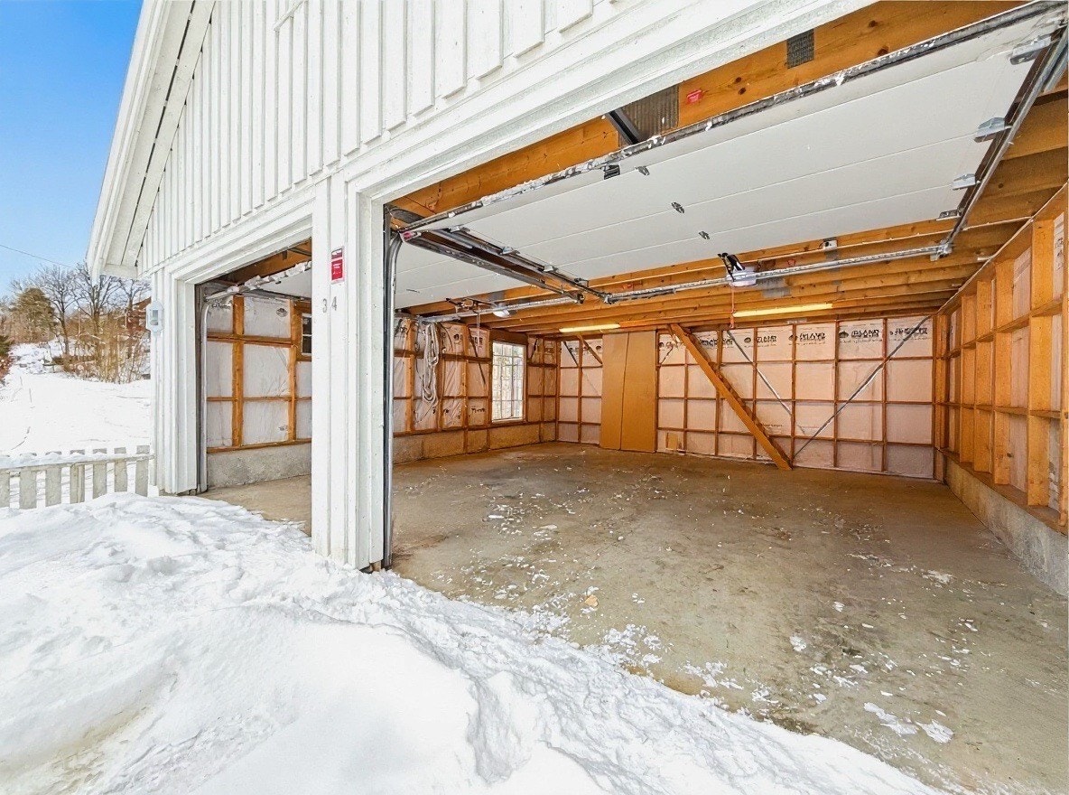 Inne i garasjen er det god takhøyde og plass til hobbyaktiviteter Galleribilde