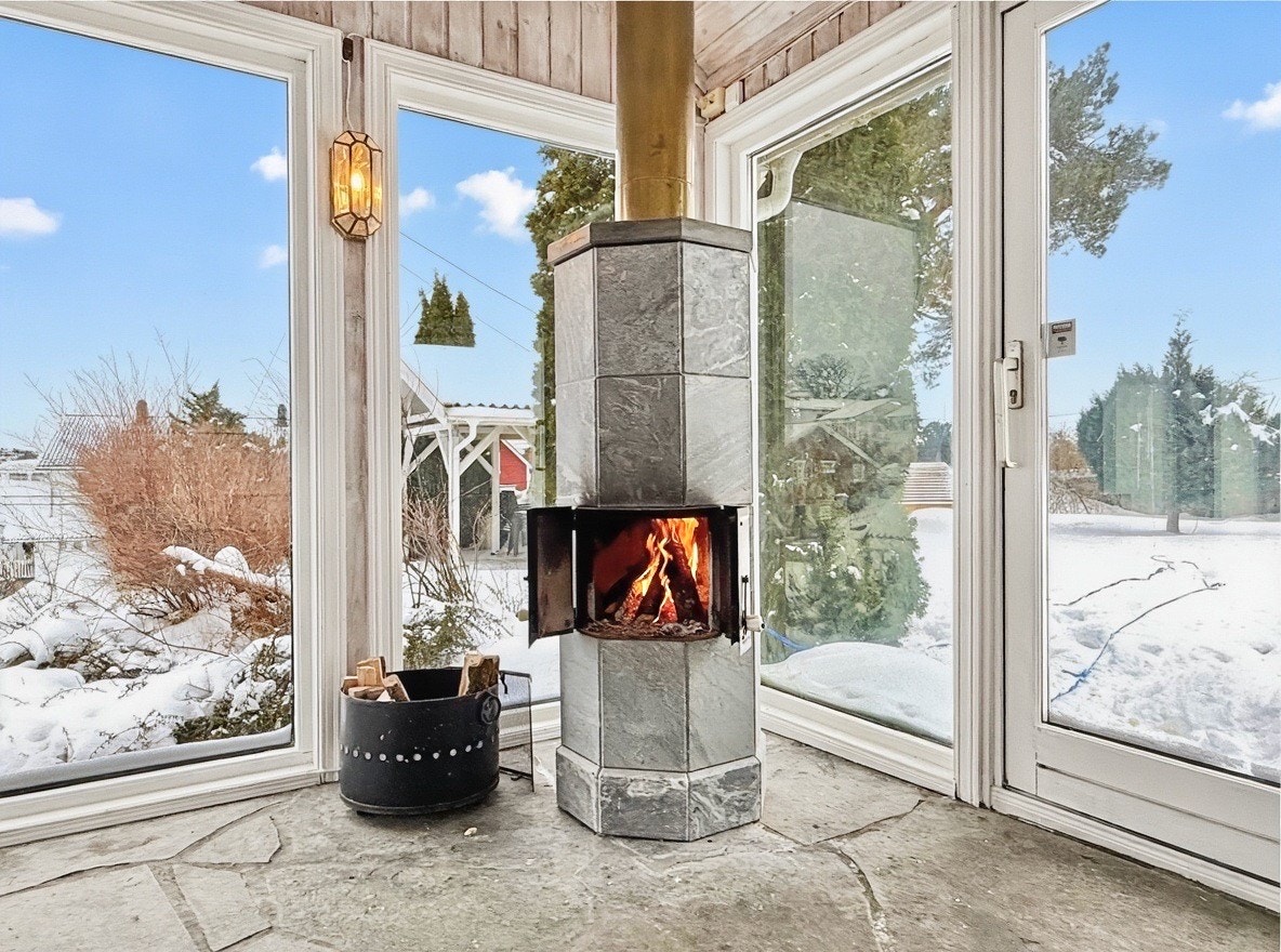 Vinterhagen har skyvedører ut til terrasse og hage Galleribilde