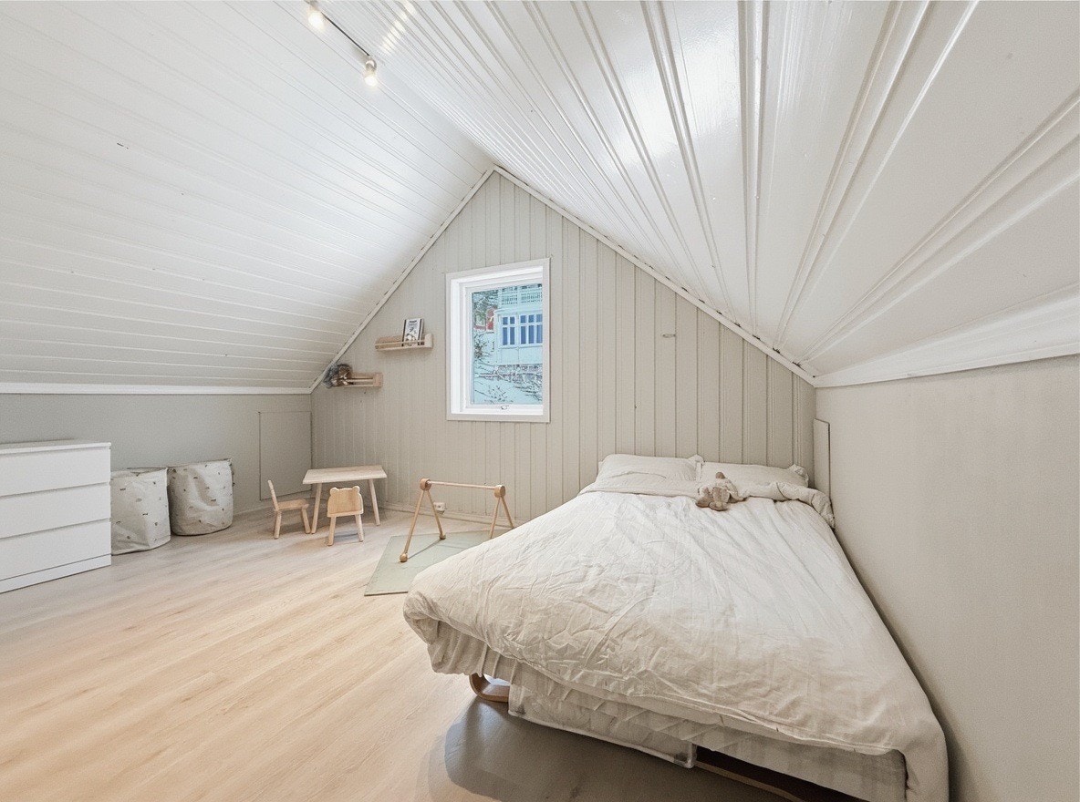 Soverom på loftet med skråtak, garderobe og plass til dobbeltseng Galleribilde