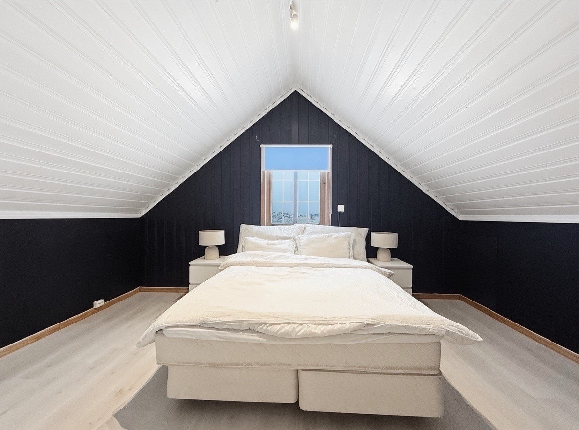 Soverommet har skråtak og store vinduer Galleribilde
