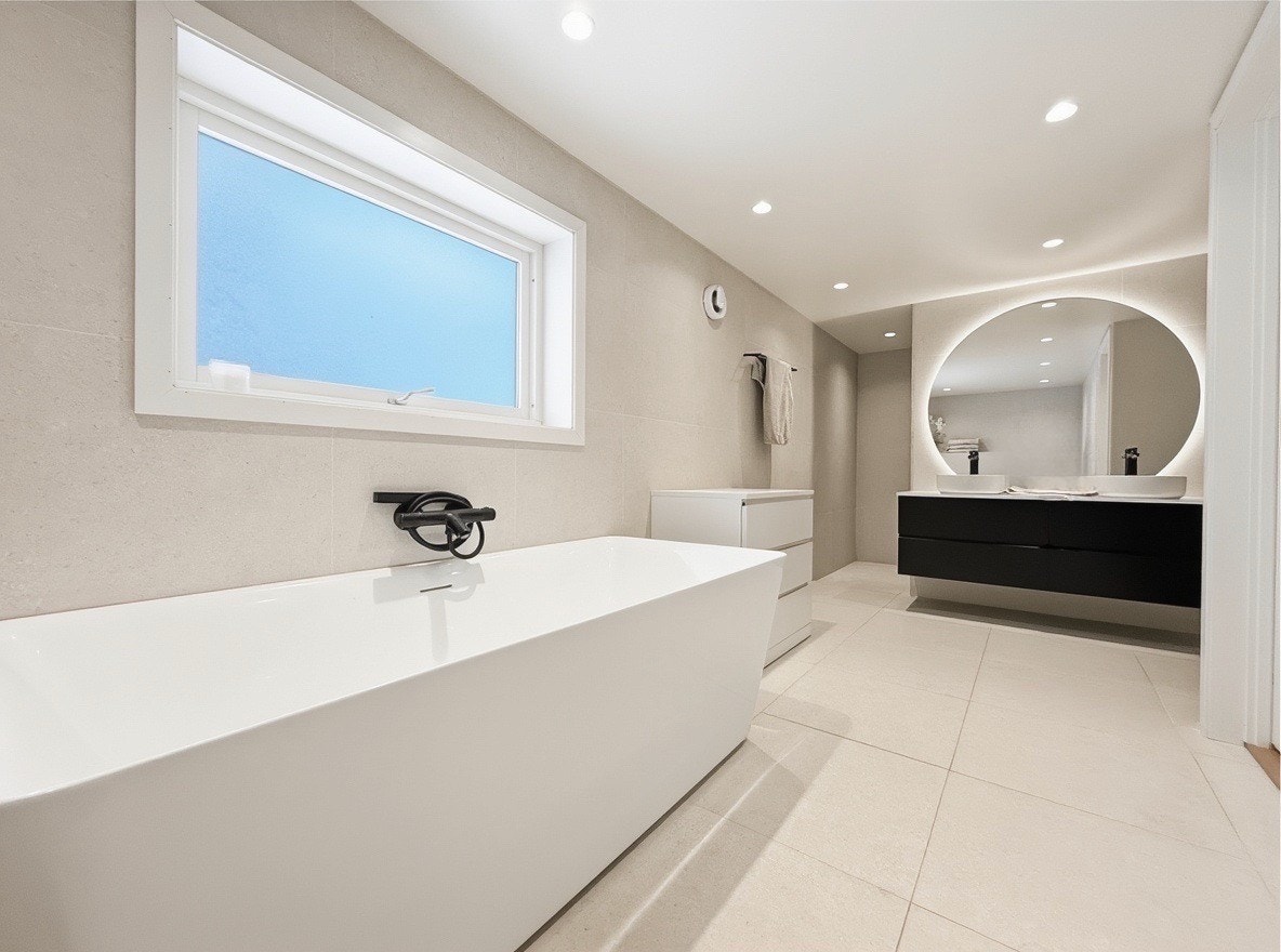 Baderom med dobbel servant, underskap og speil med belysning Galleribilde