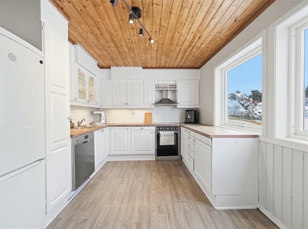 Fint kjøkken hvitevarer og godt med skapplass Galleribilde