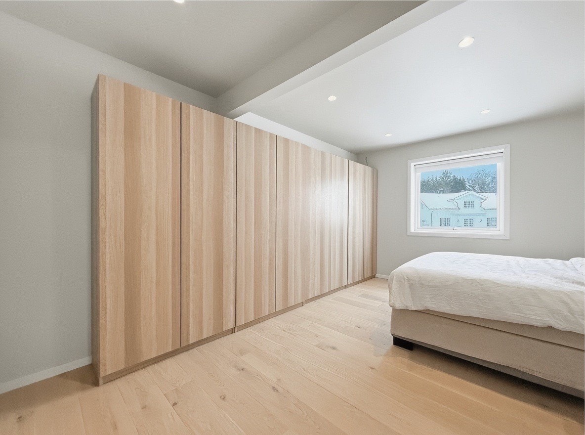 Lyse vegger og vindu gir soverommet en behagelig atmosfære Galleribilde