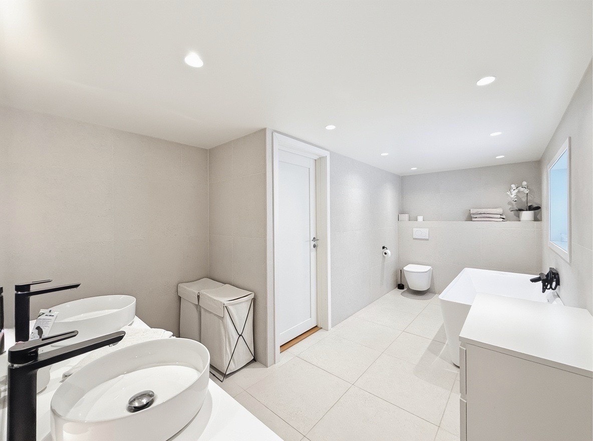 Stilig bad med doble vasker og dusjløsning Galleribilde