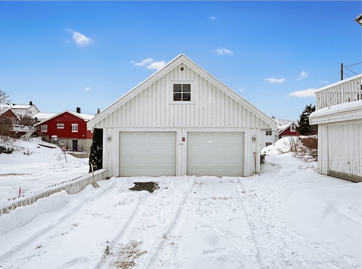 Frittstående dobbelgarasje med god plass til biler og utstyr Galleribilde