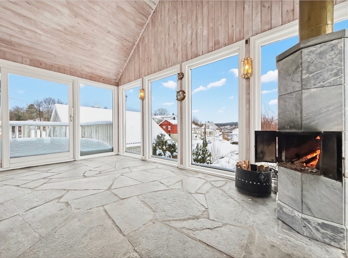 Innebygget peis i vinterhagen gir varme på kjølige kvelder Galleribilde