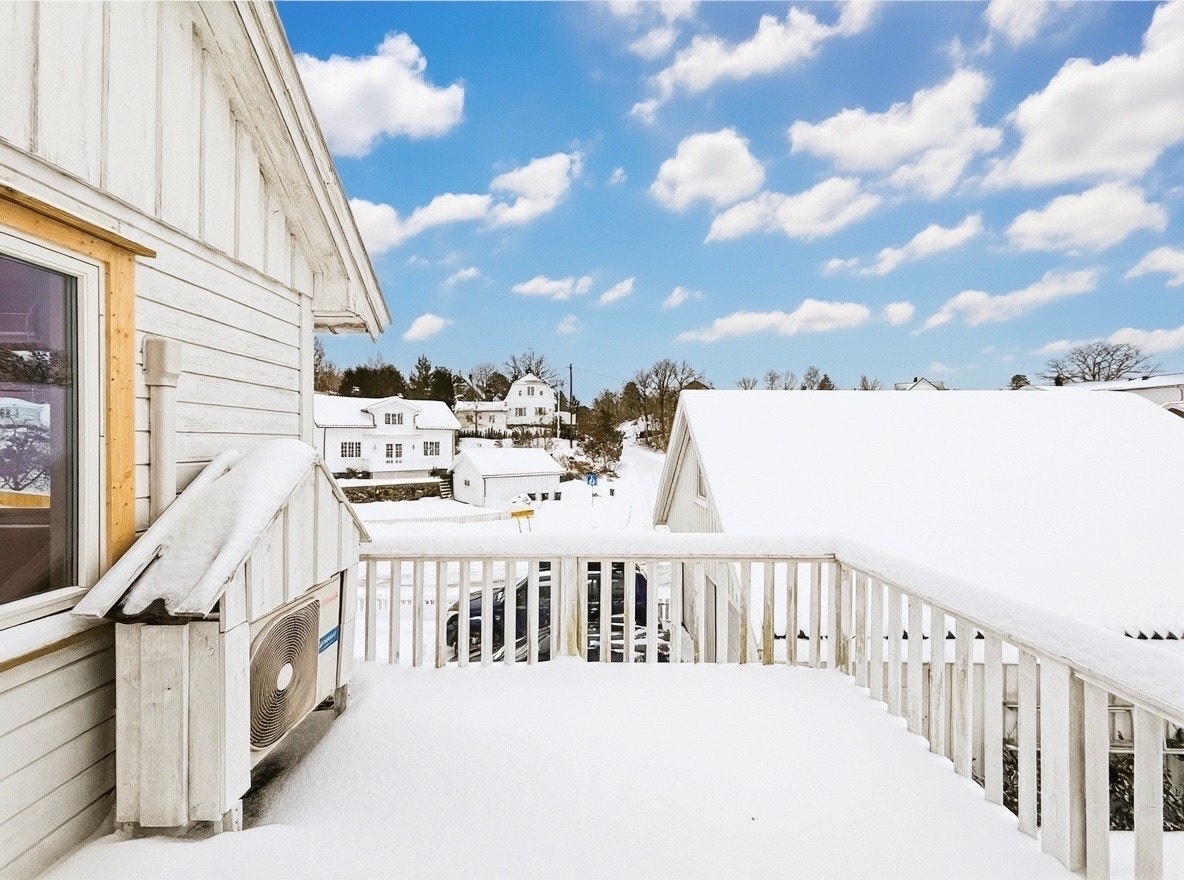 Solrik balkong med utsikt over hagen og nærområdet Galleribilde