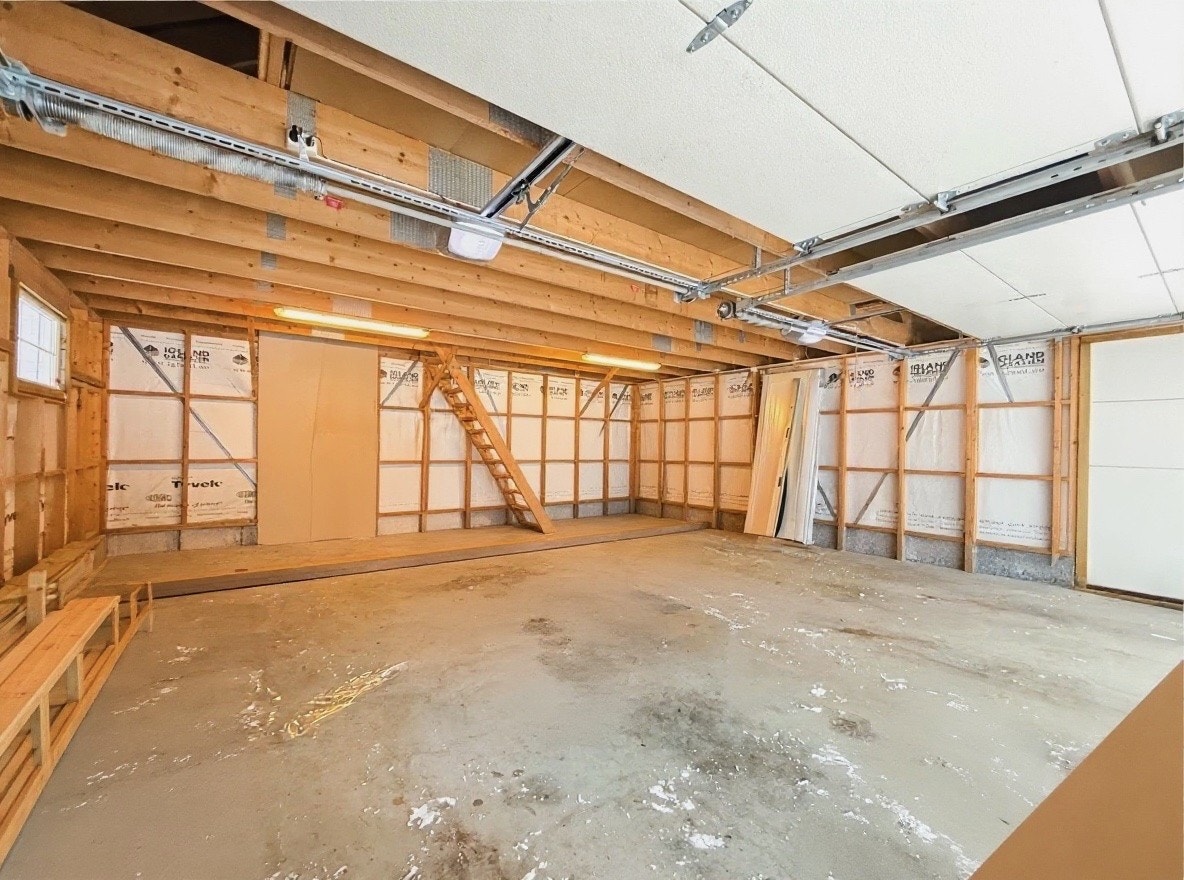 Romslig garasje med lys og mulighet for alle slags prosjekter Galleribilde