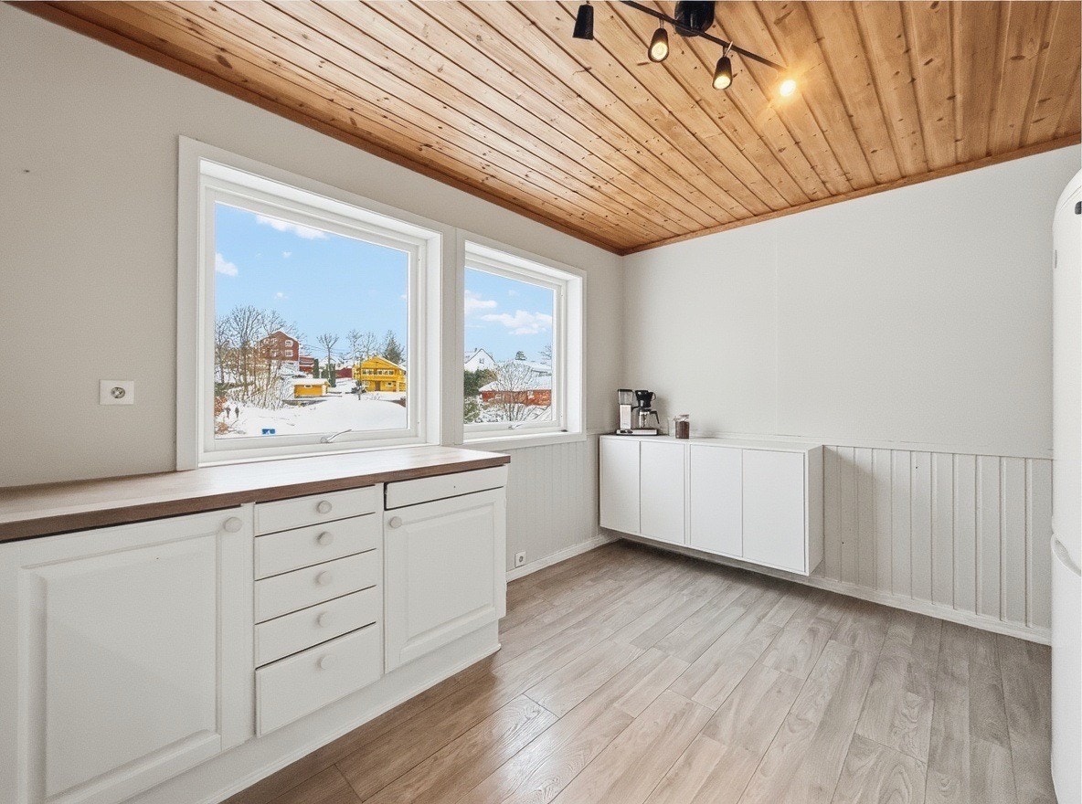 Kjøkkenet har vindu over benken og god arbeidsflate. God plass til spisebord. Galleribilde