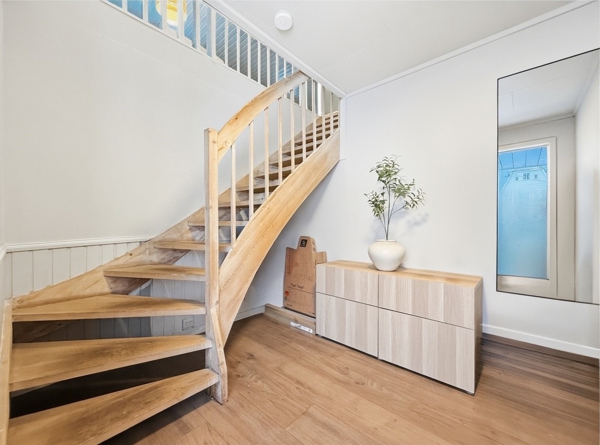 Entré med plass til garderobe og trapp til boligens hovedplan Galleribilde