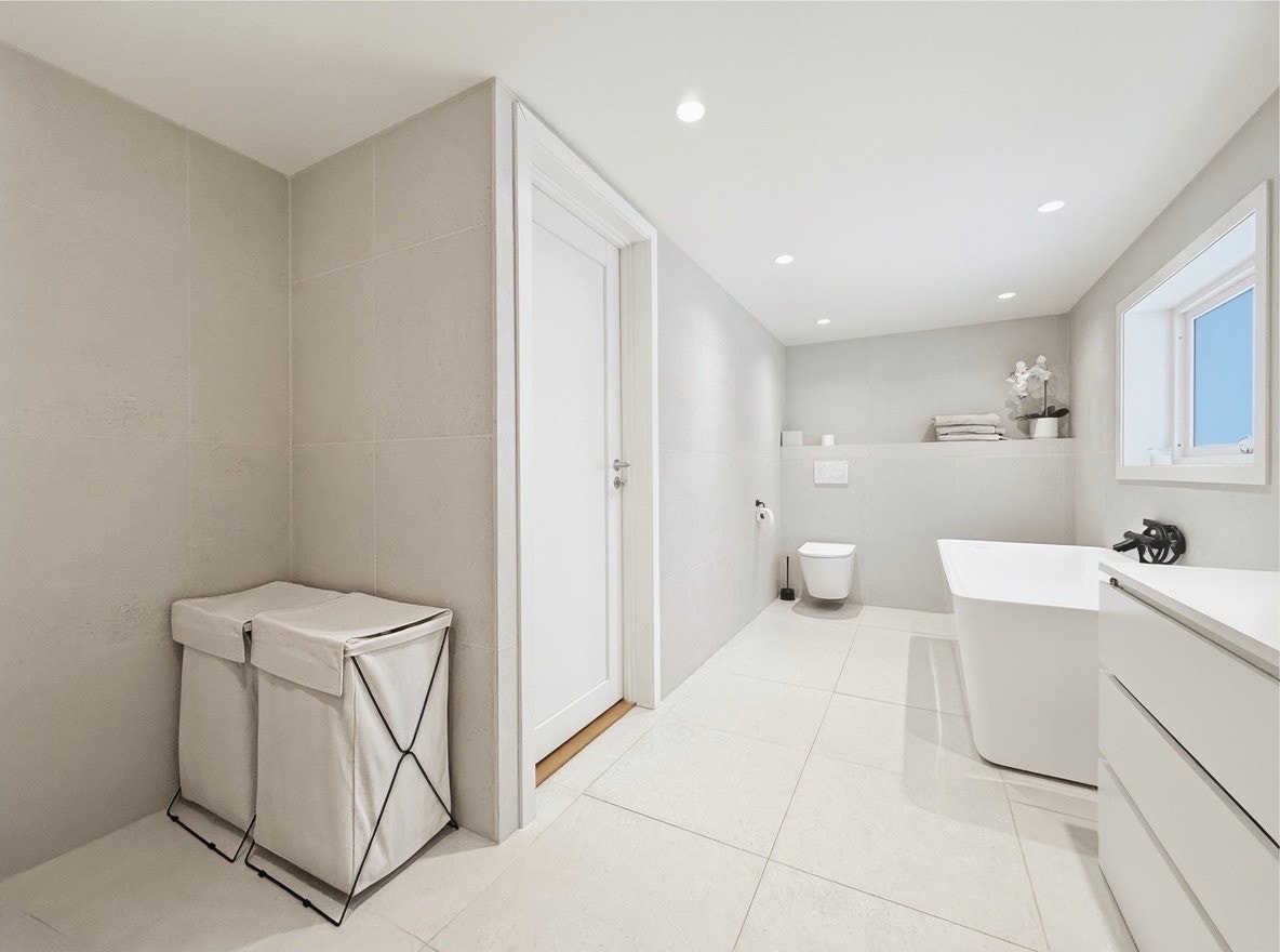 Flislagt baderom med god plass og moderne innredning Galleribilde