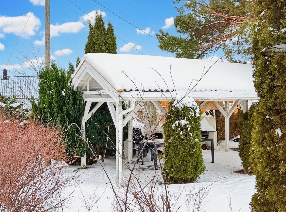 Pergolaen og hagen er et flott sted å nyte fine dager Galleribilde