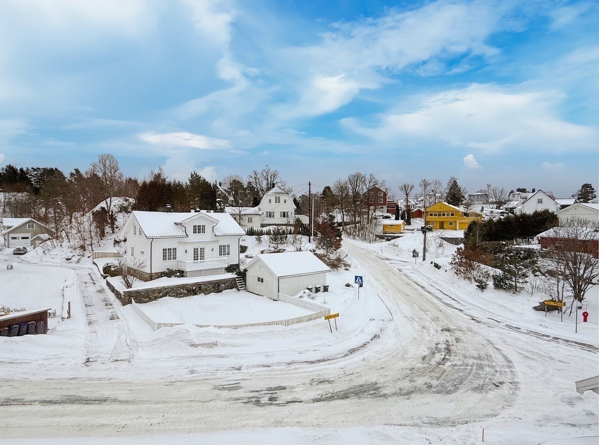 Boligen ligger veldig godt til, med 50 meter til busstopp og gåavstand til fergen som tar deg rett til Arendal sentrum Galleribilde