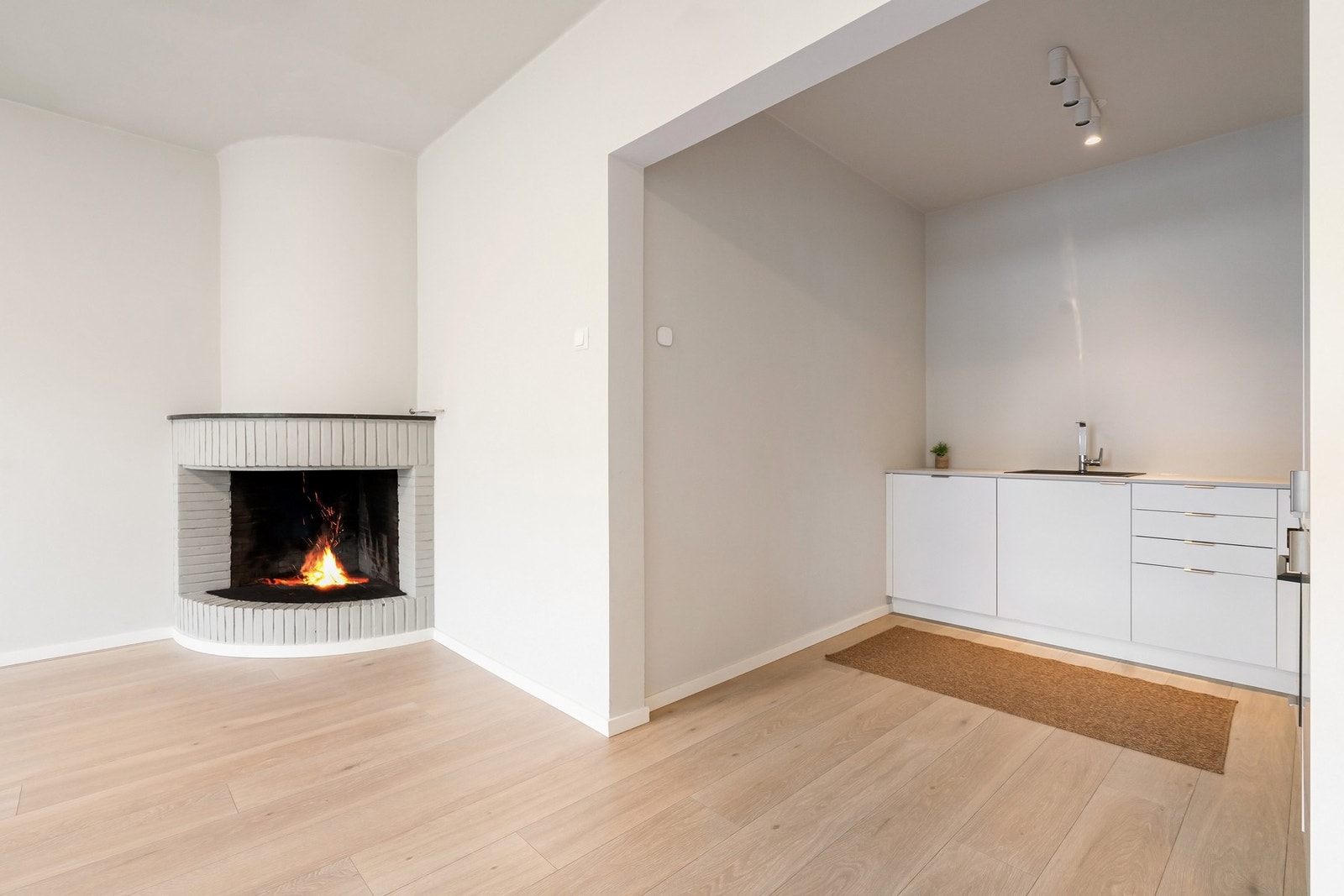 Flott peis, perfekt for kalde høst- og vinterkvelder. Flammer i peis er digitalt stylet Galleribilde