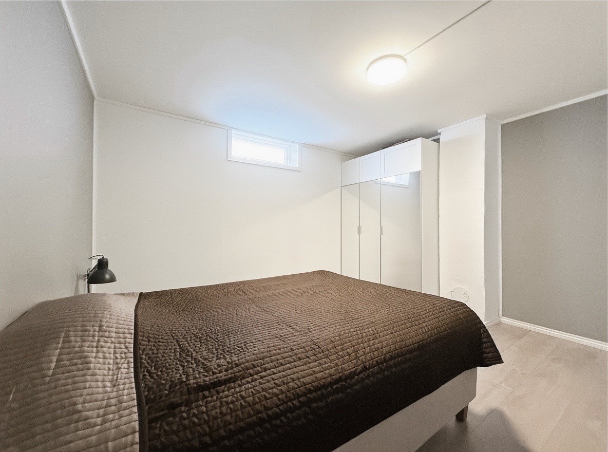 Kontor (rommets bruk avviker fra opprinnelige byggetegninger). I dag innredet som soverom med garderobe og dobbeltseng. Galleribilde