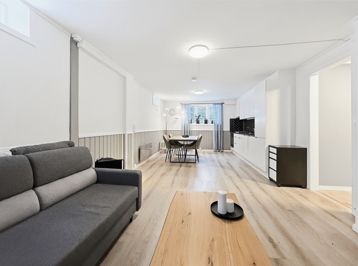 Spiseplassen har store vinduer med utsikt og plass til spisebord Galleribilde