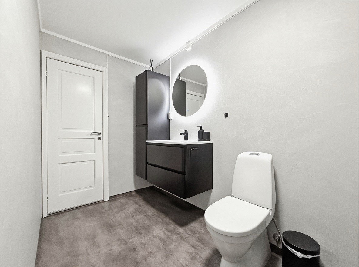 Badet har moderne servant, speil og toalett Galleribilde