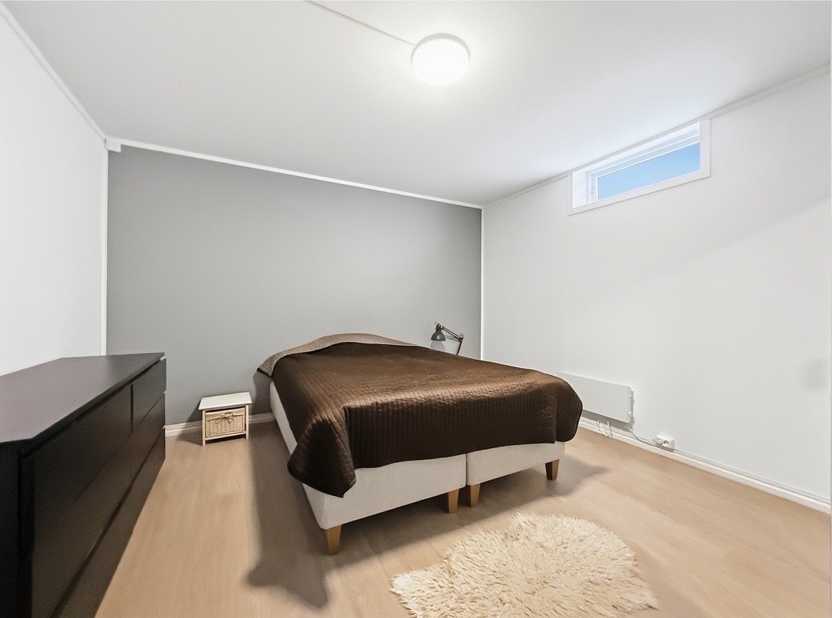 Kontor (rommets bruk avviker fra opprinnelige byggetegninger). I dag innredet som soverom med garderobe og dobbeltseng. Galleribilde