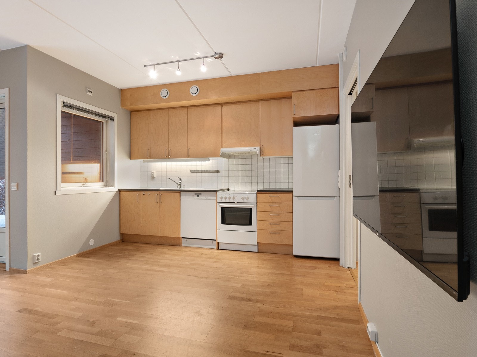 Kjøkkeninnredningen har godt med plass til oppbevaring i skuffer og skap Galleribilde