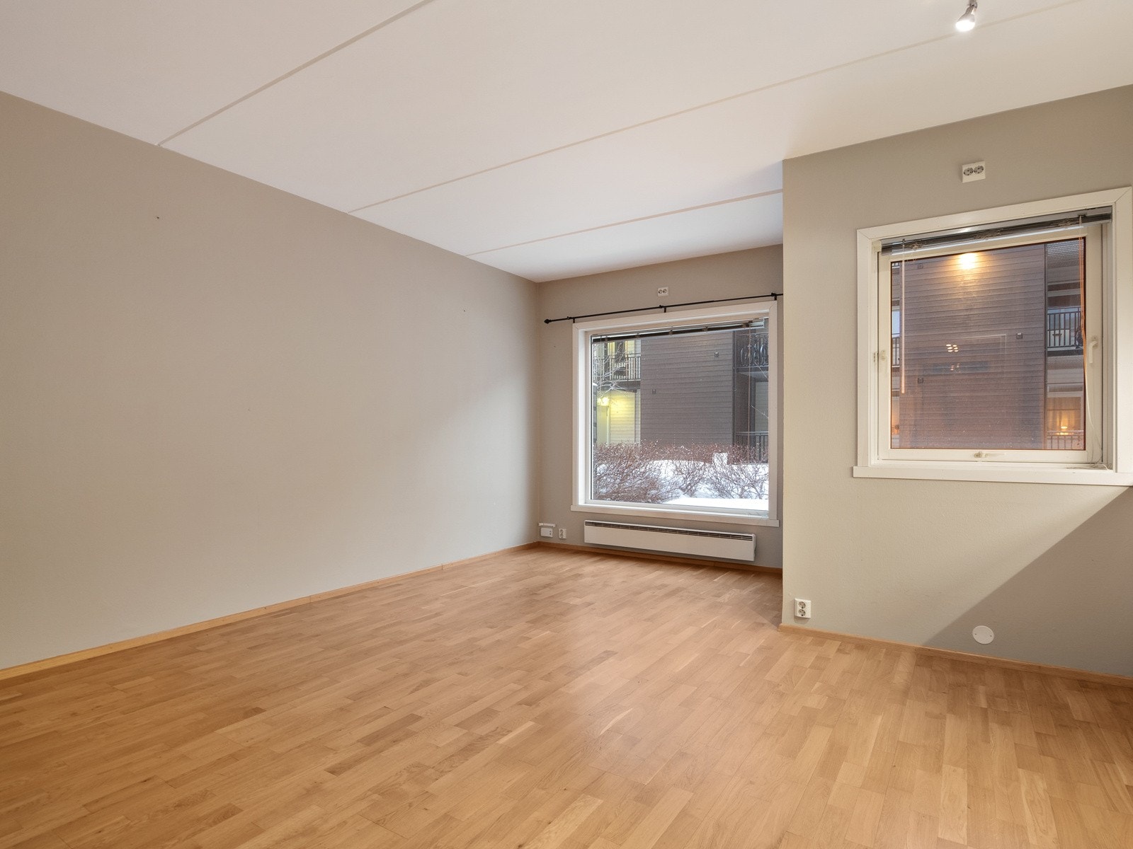 Store vindusflater sørger for godt lysinnslipp i rommet Galleribilde