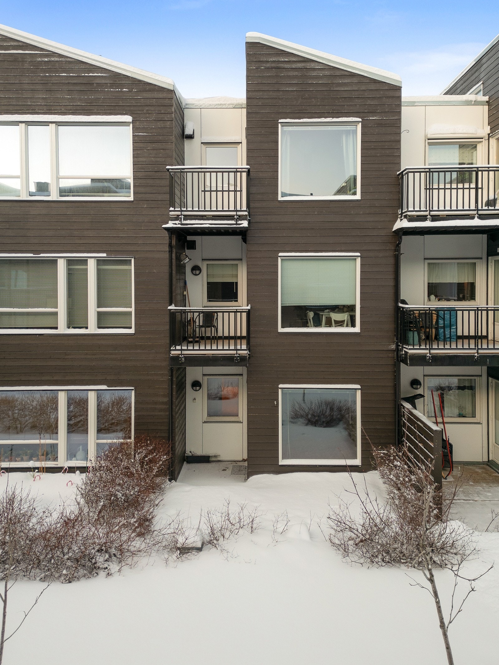 Boligen har en lun og skjermet uteplass Galleribilde