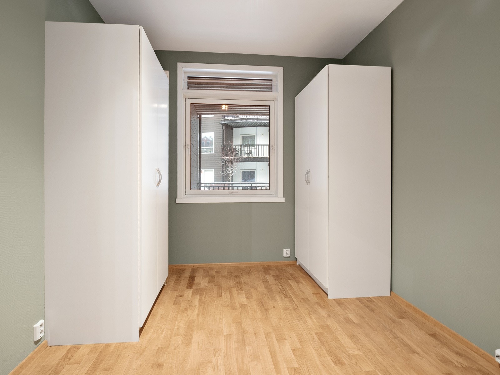 Soverommet har plass til seng, og det er plass til oppbevaringsløsninger Galleribilde