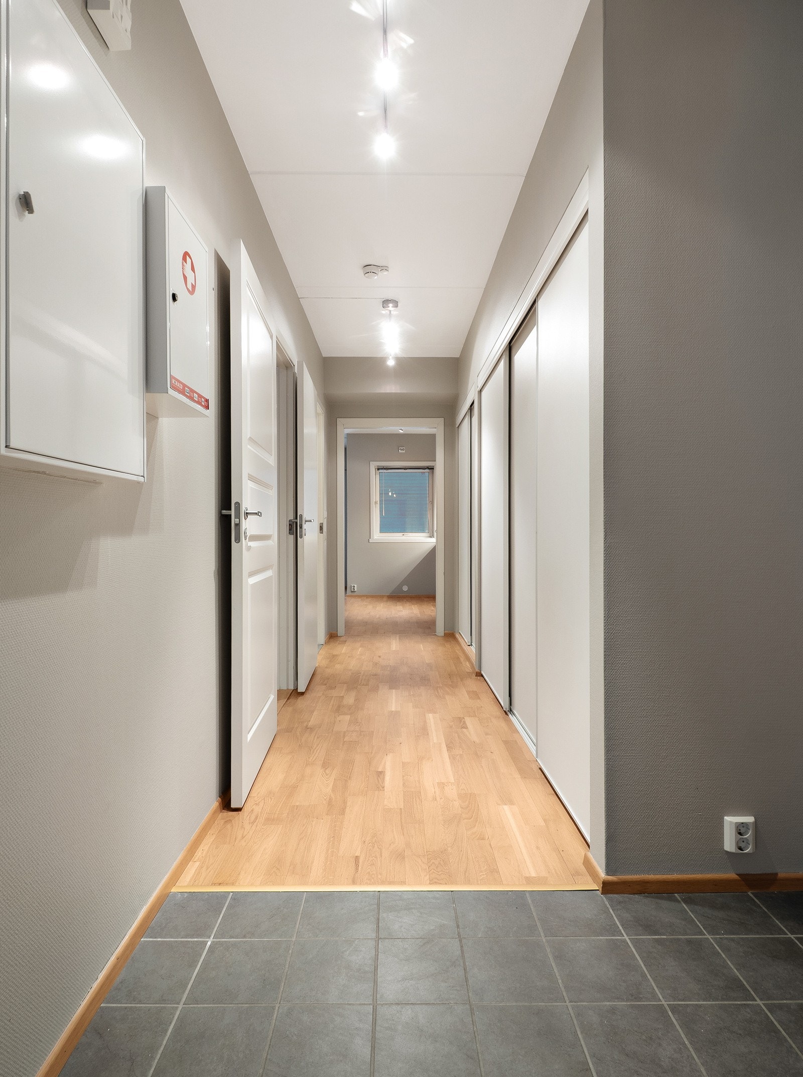 Inngangspartiet er flislagt og har varmekabler Galleribilde