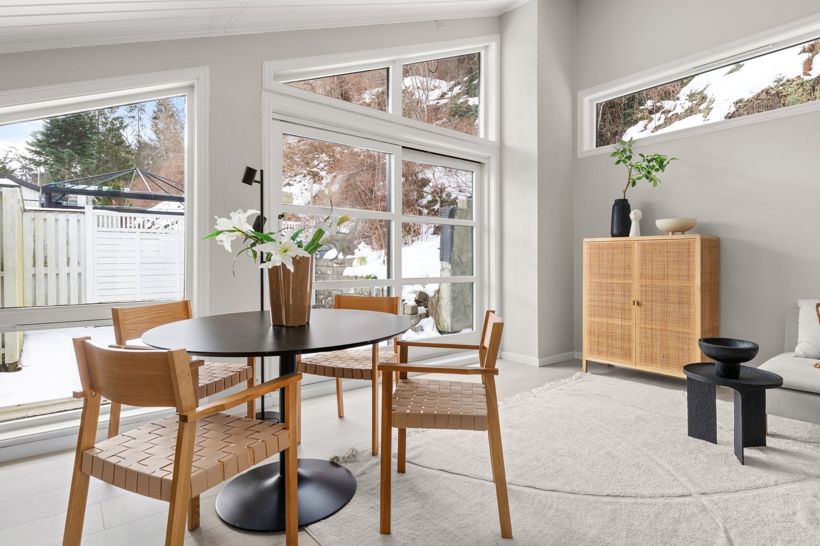 Rommet har store vindusflater som slipper inn godt med naturlig lys Galleribilde