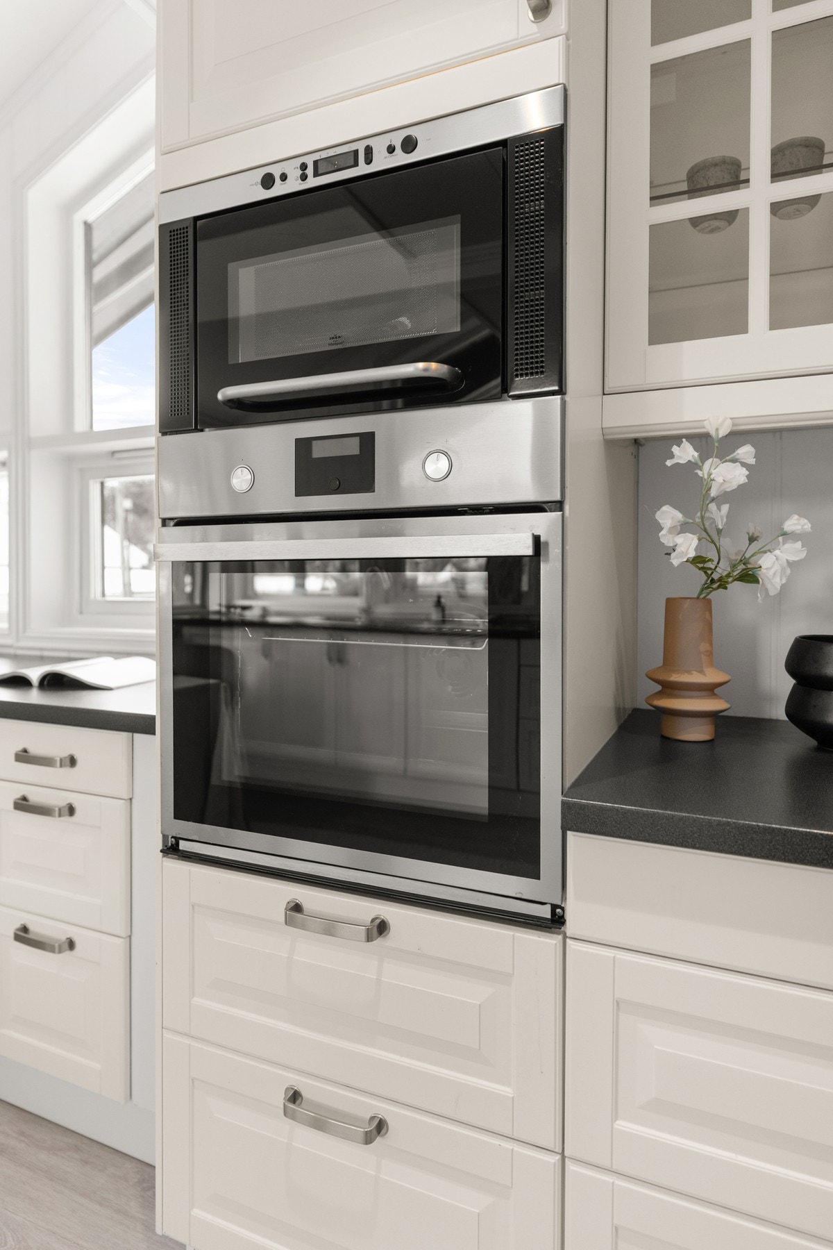 Integrerte hvitevarer i praktisk, opphøyd nisje Galleribilde