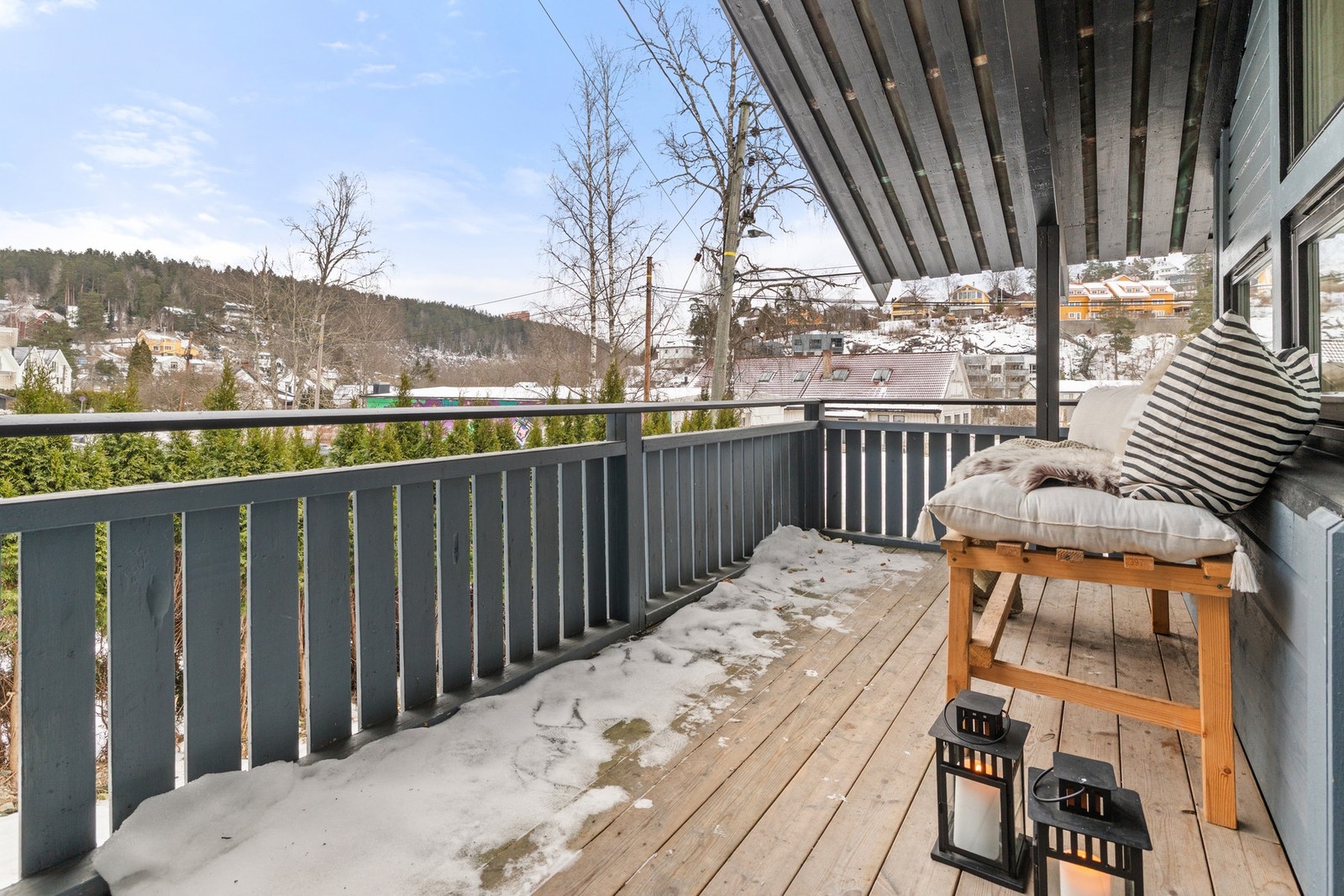 Balkong med hyggelig utsyn over nærområdet Galleribilde