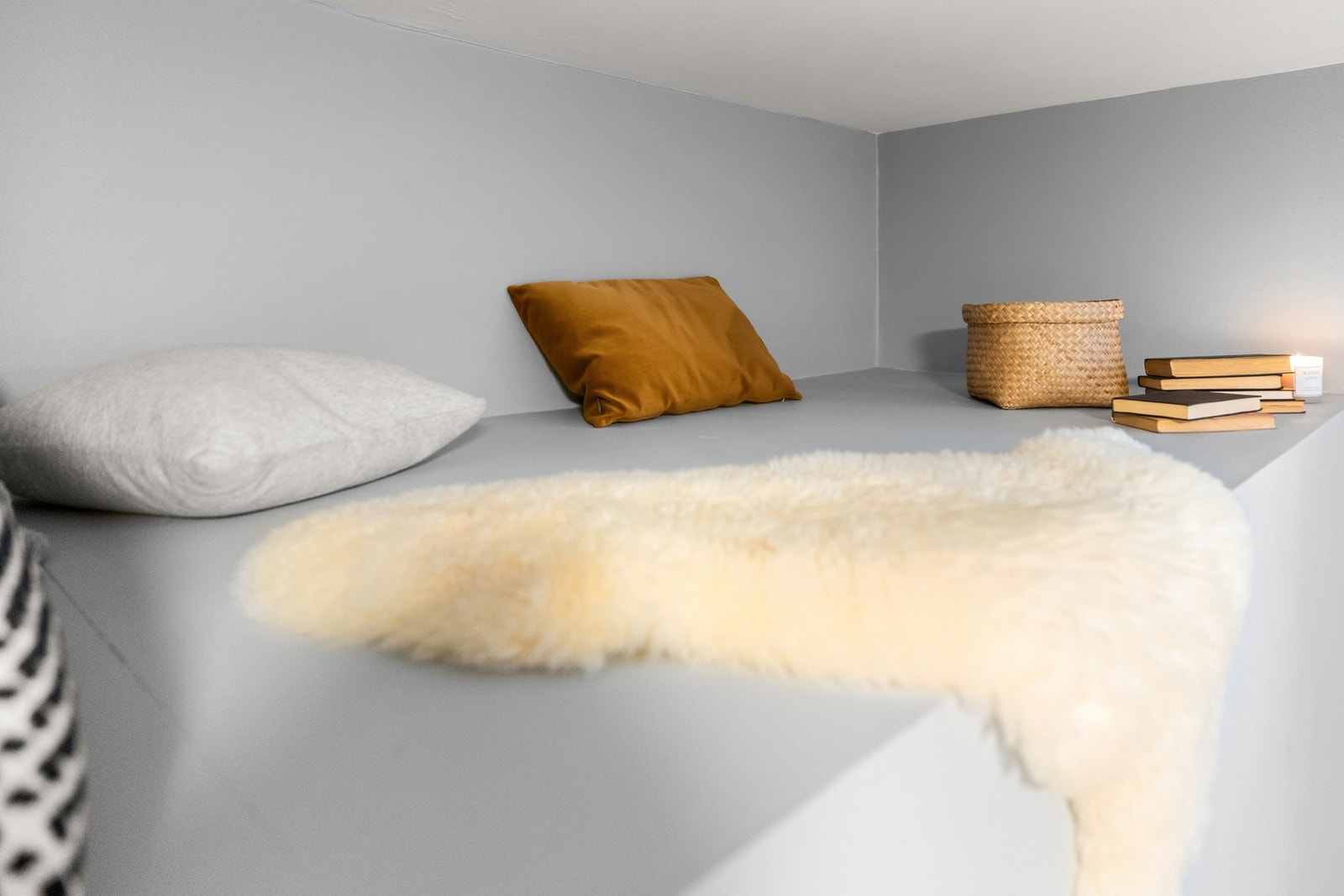 Ett av soverommene har en praktisk hemsløsning som gir oppbevaringsmuligheter Galleribilde