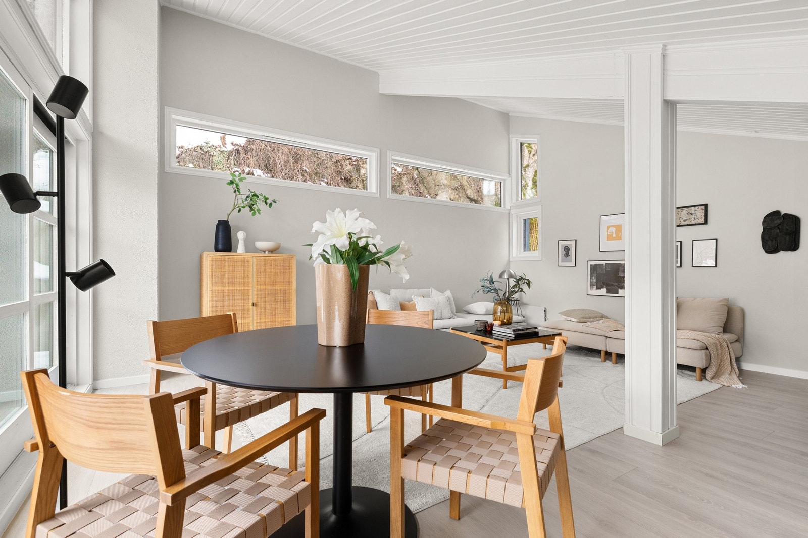 Stuens utforming gjør det enkelt å innrede med god plass til både spisebord og sofagruppe Galleribilde