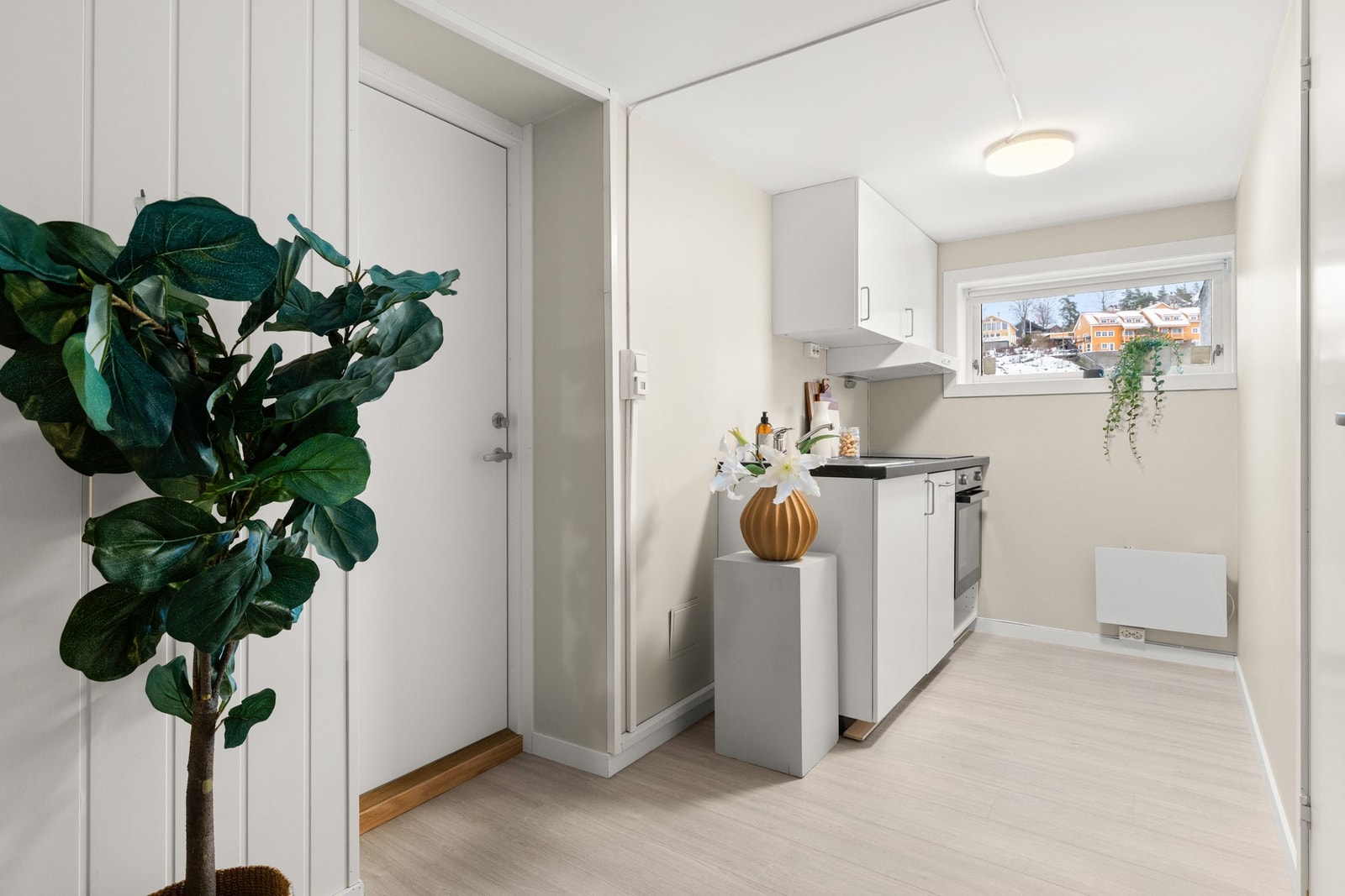 Kjøkken i underetasje med integrert stekeovn Galleribilde