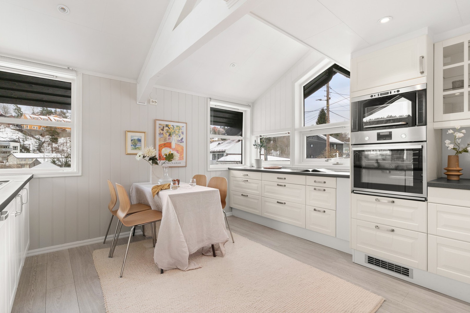 Kjøkkenet har også god plass til sittegruppe om ønskelig Galleribilde