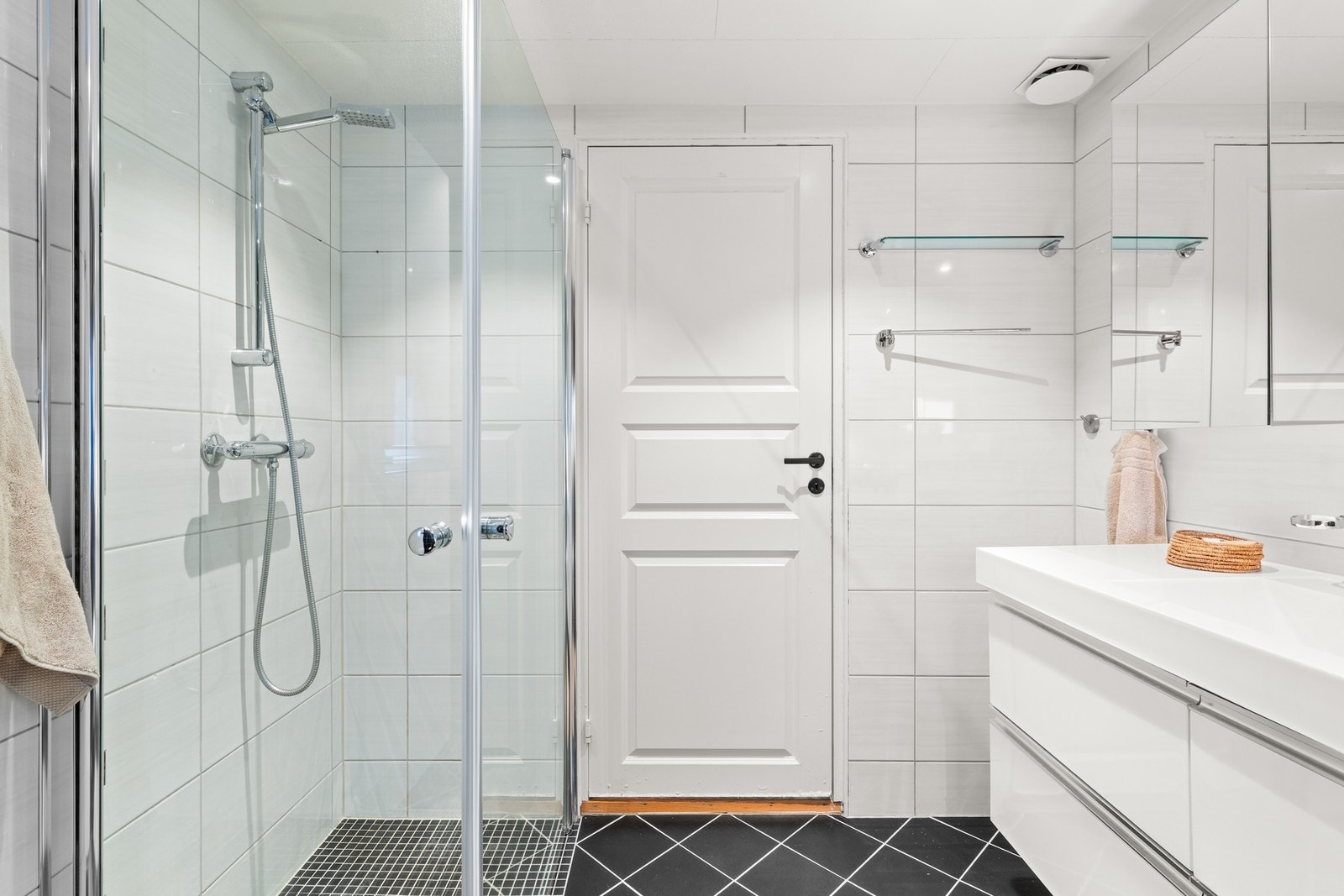 Stilrent bad med dusjhjørne og flislagte flater Galleribilde