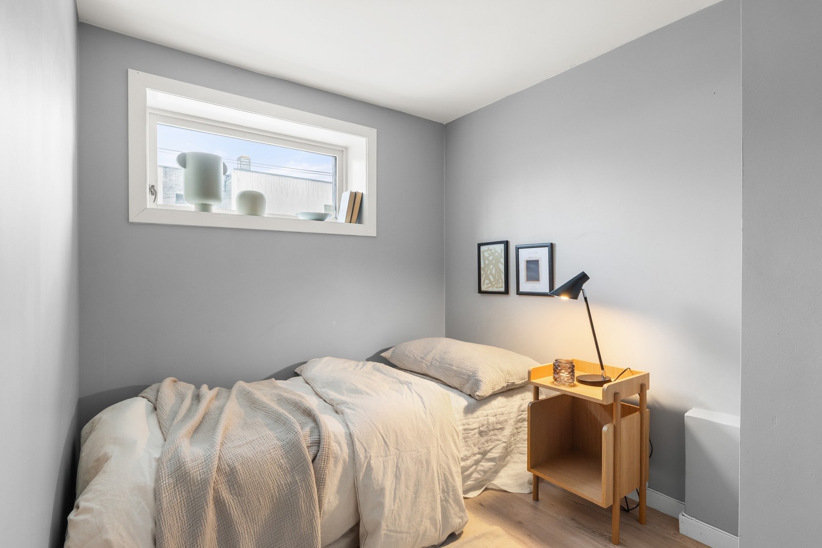 Boligen er gjennomgående holdt i duse fargetoner Galleribilde