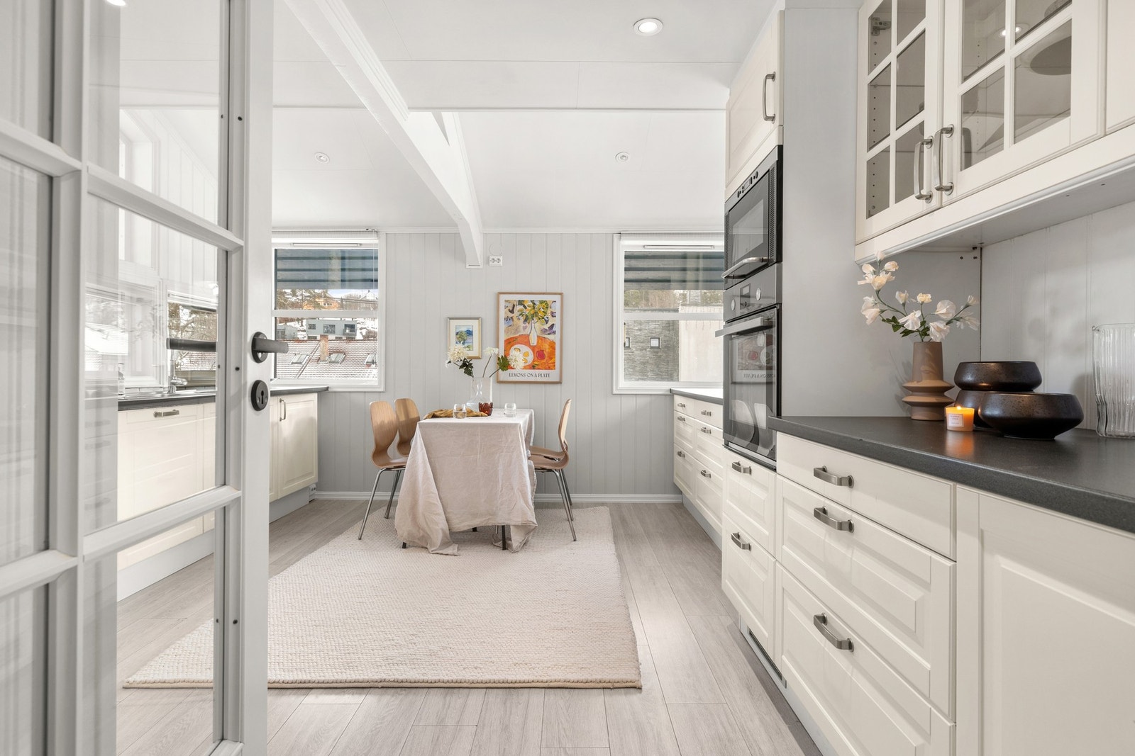 Velutstyrt kjøkken med hvite profilerte fronter Galleribilde