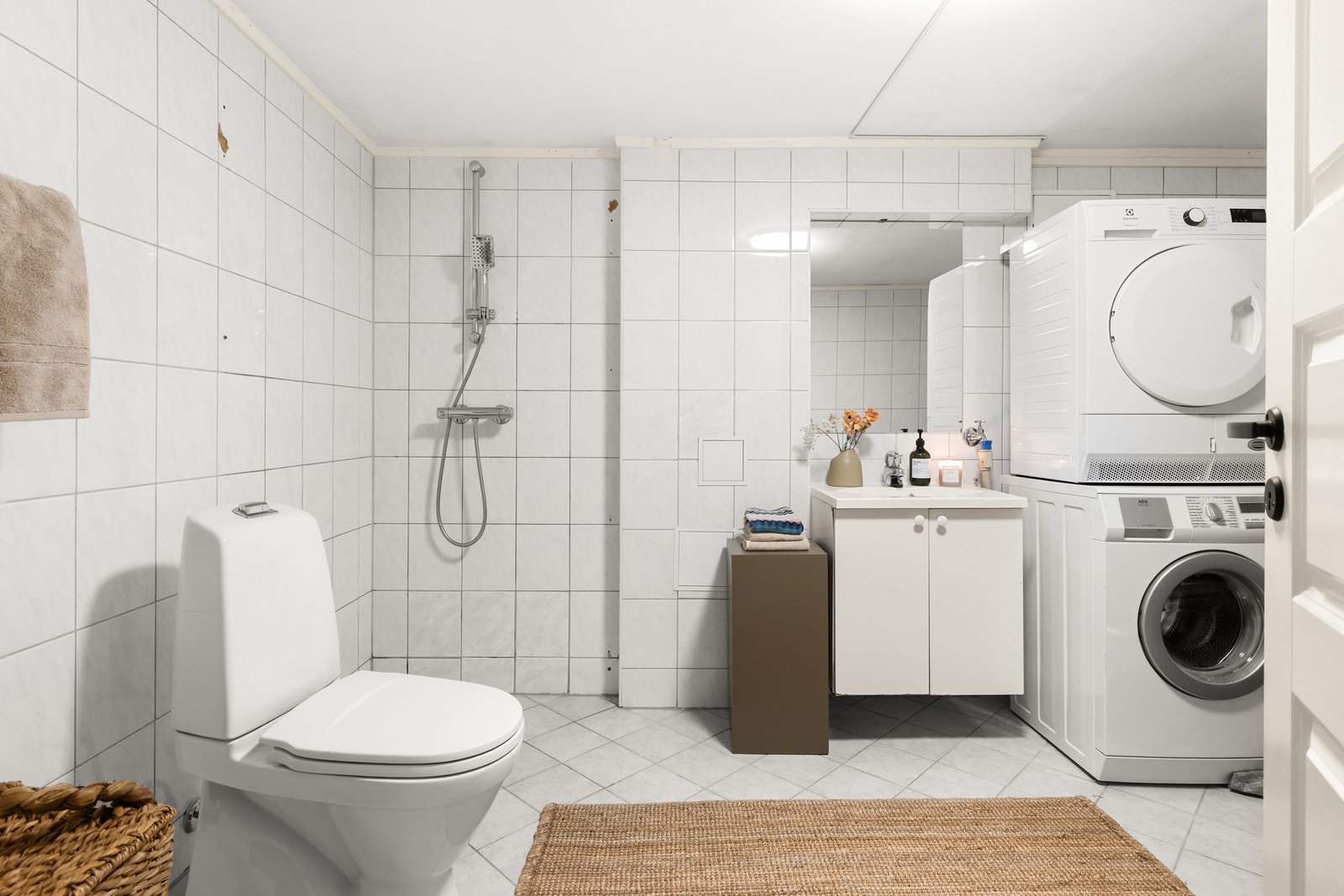 Badet i underetasjen er av god størrelse med flislagte flater og malt himling Galleribilde