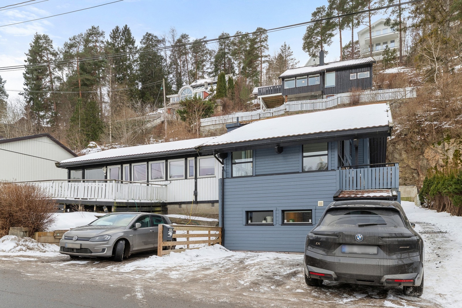 Biloppstillingsplass på egen tomt utenfor boligen Galleribilde