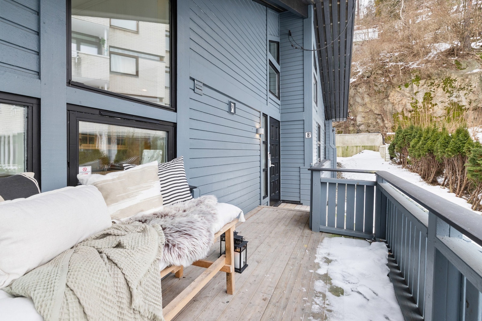 Det er også terrasse med plass til utemøbler ved hovedinngangen Galleribilde