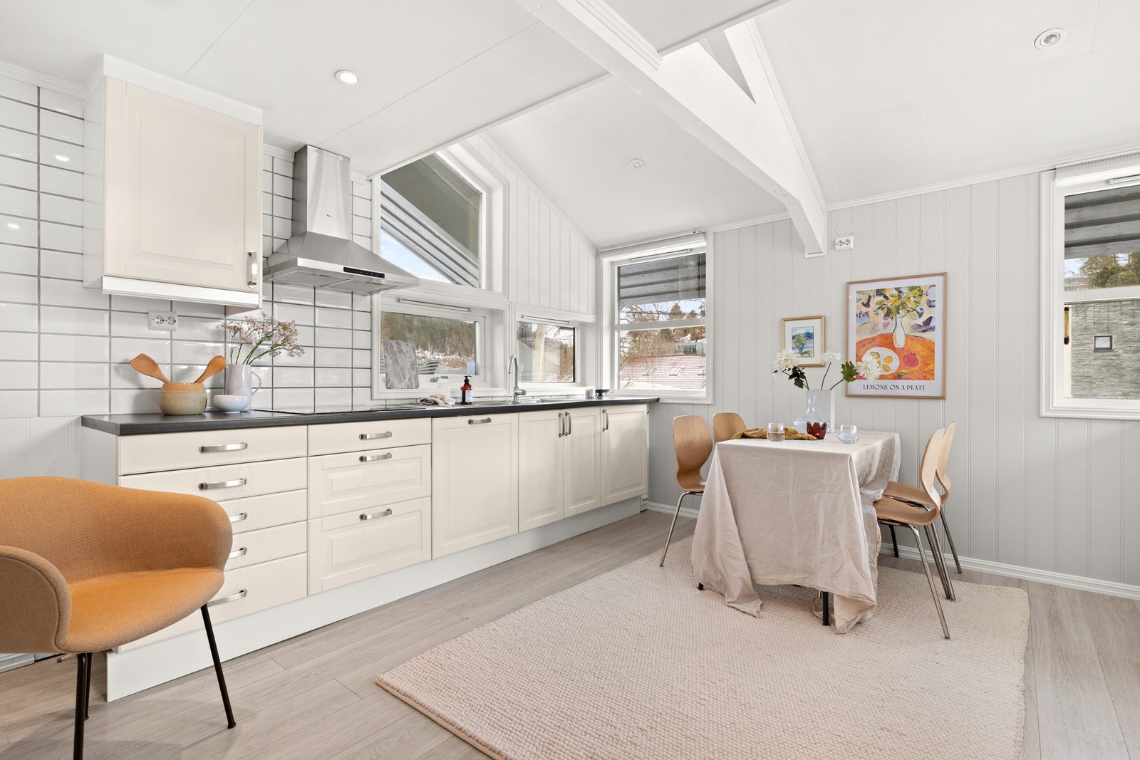 Kjøkkenet har integrert stekeovn, micro og oppvaskmaskin. Galleribilde