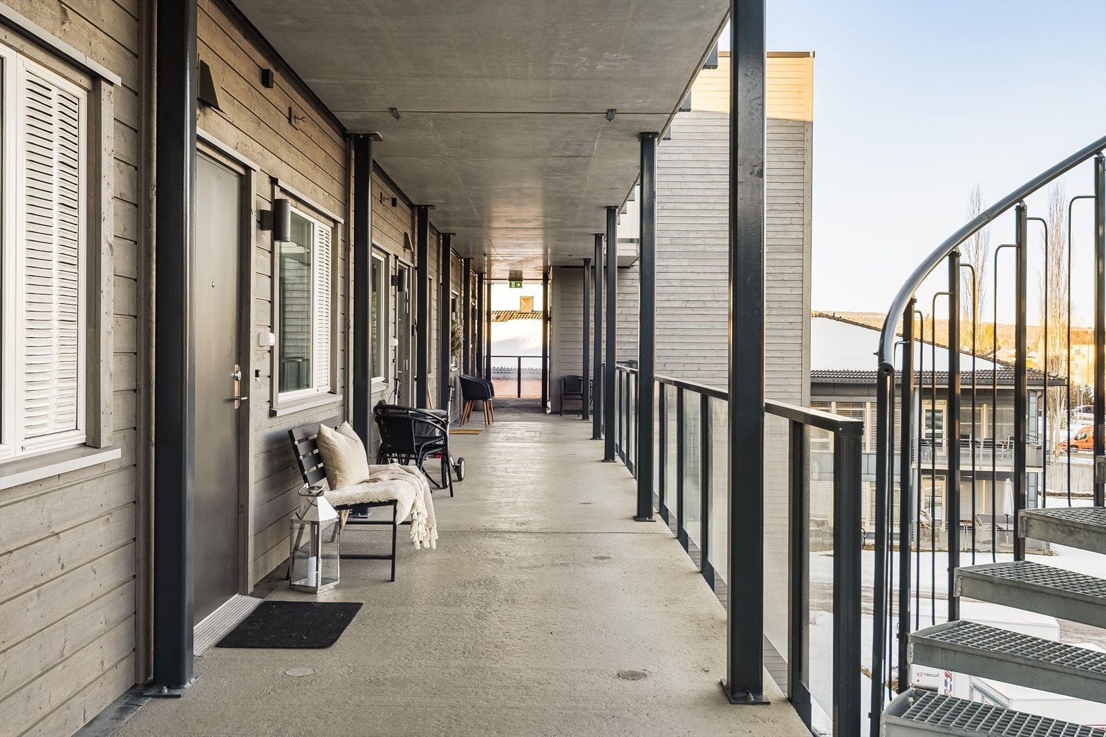 Felles svalgang med plass til en sittebenk eller en mindre sittegruppe ved inngangsdøren, slik at man kan nyte morgensolen eller trekke i skyggen på de varmere dagene. Galleribilde