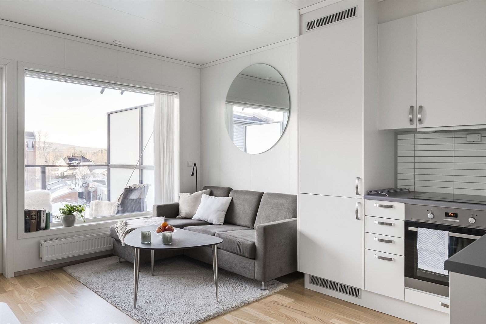 Stuen og kjøkkenet ligger i en felles, åpen løsning. Galleribilde