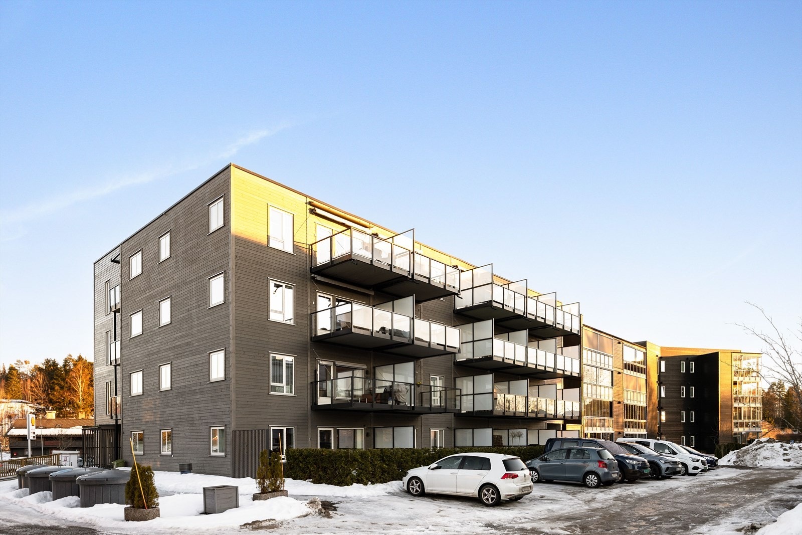 Sentral beliggenhet med gangavstand til sentrum og alle byfasiliteter. Det er også kort avstand til Sagtjernet med fine friarealer og badeplass, samt Ydalir med flere store butikker. Galleribilde