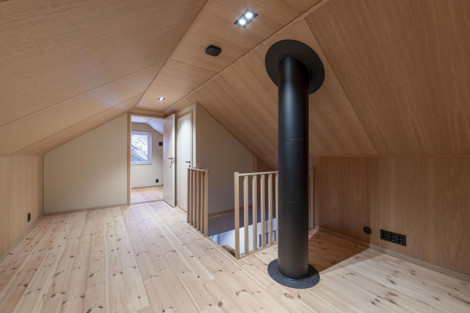 Loftsstue med plass til sofa og TV Galleribilde