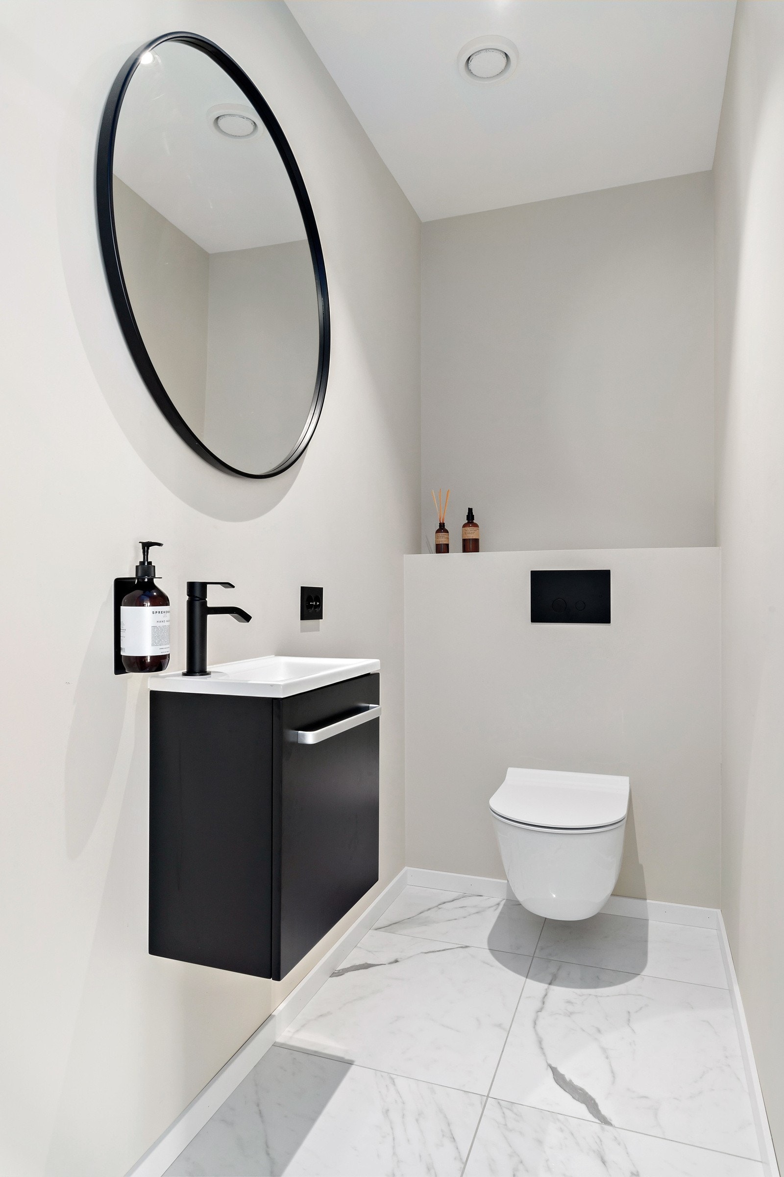 Toalettrommet i hovedetasjen har flislagt gulv, vegghengt toalett og servantskap med heldekkende servant. Galleribilde