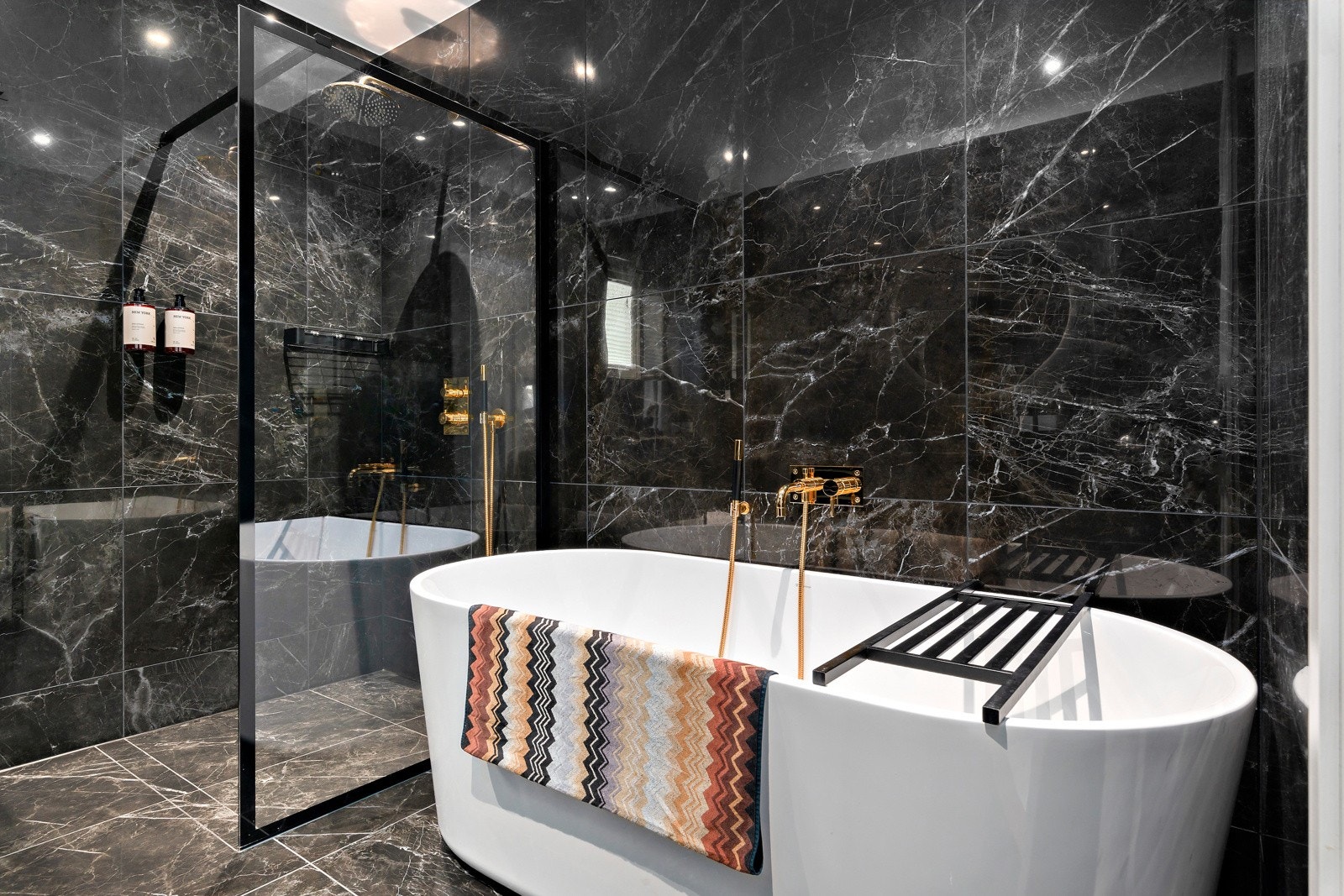 Badet har fliser på både vegger og gulv, og selvfølgelig varmekabler i gulvet. Galleribilde