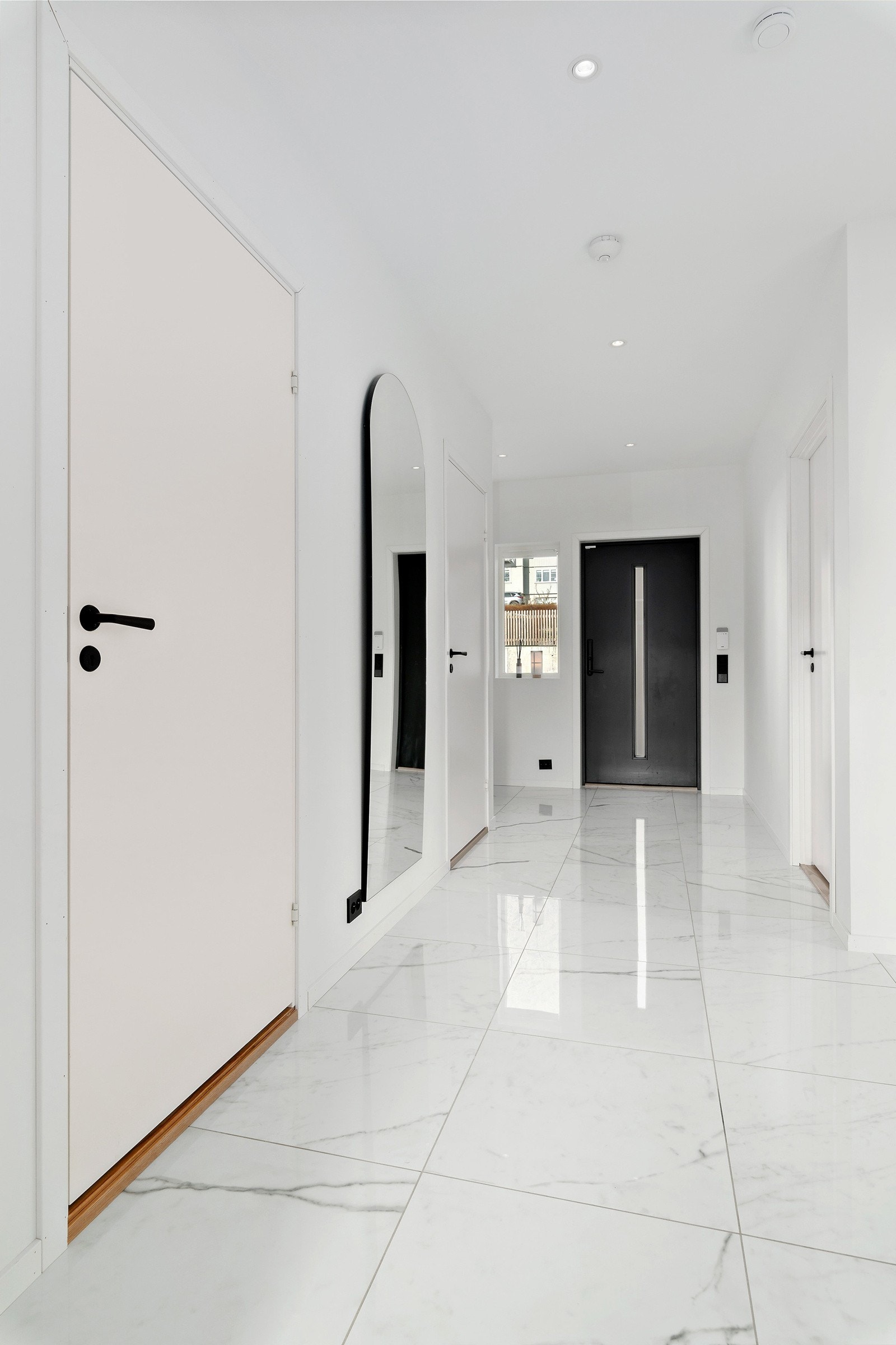 Gangen er flislagt med varme i gulvet og med gode muligheter for oppbevaring av yttertøy. Galleribilde