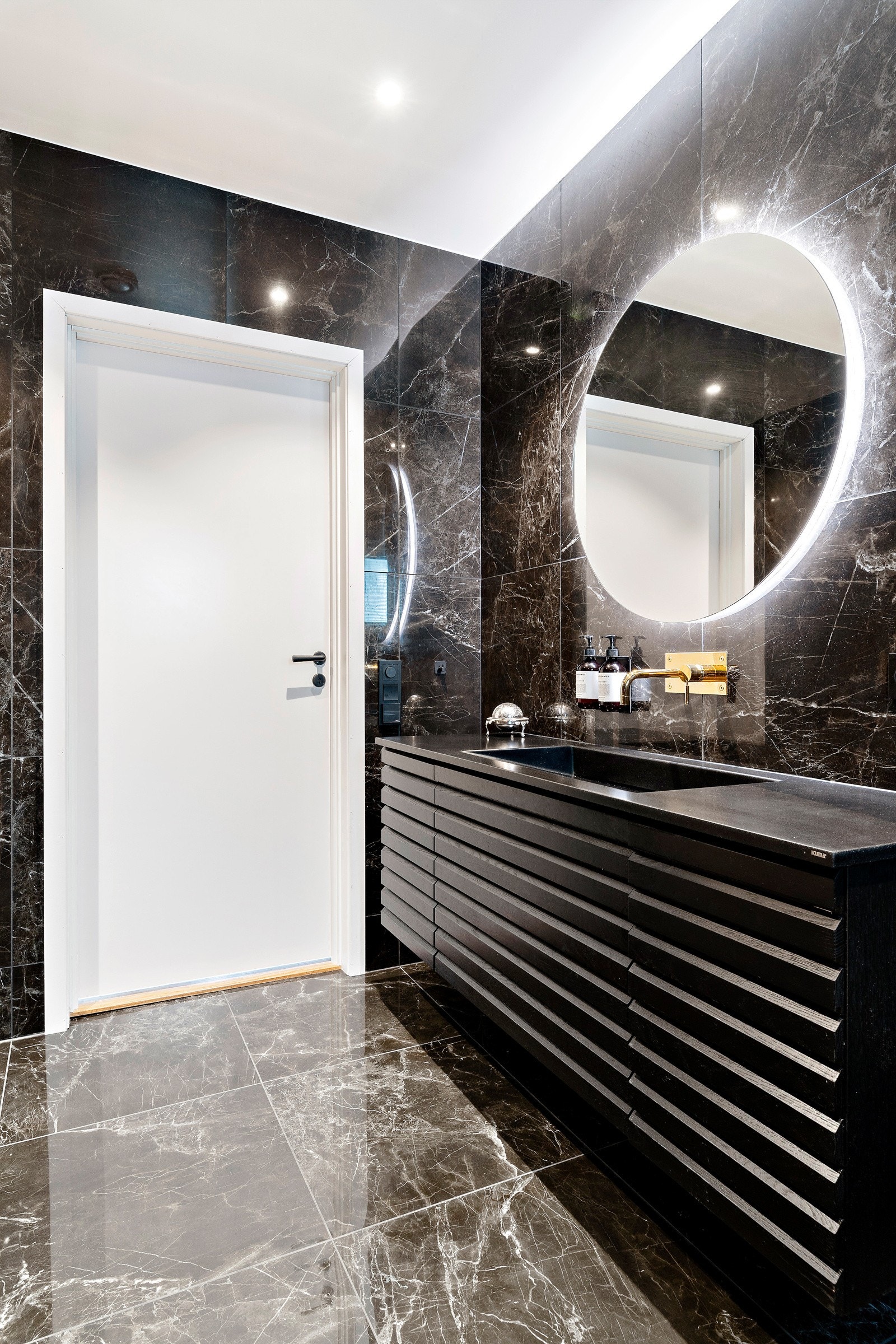 Det flotte speilet har svært godt sminkelys. Galleribilde