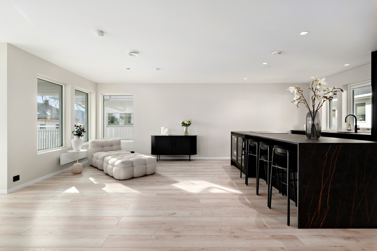 Spottene i himlingen setter et fint preg på den åpne stue-/kjøkkendelen. Galleribilde